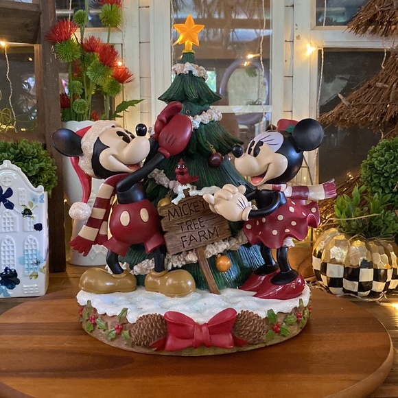 Disney Parks The Art of Disney Mickey and Minnie’s Christmas Tree Farm Figure